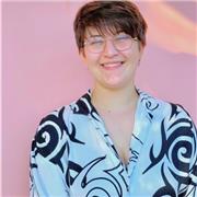 Laureata in Biologia Forense, con diploma di Liceo Classico e Laurea in Scienze Naturali
